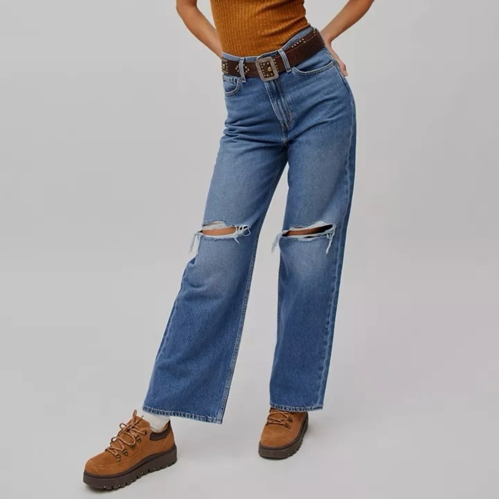 Levi’s High Loose high-rise wide-leg distressed jeans. 💙